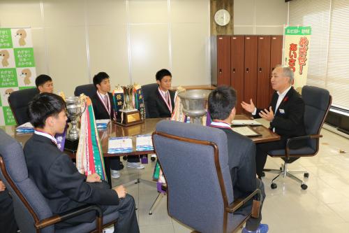 ▲鍵本県教育長との懇談（県立井原高校）