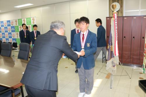 ▲記念品贈呈(県立岡山工業高校)