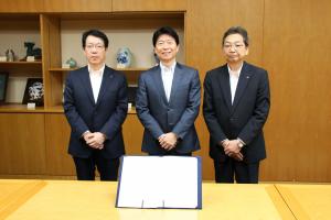 三菱自動車工業株式会社および西日本三菱自動車販売株式会社との災害時における電動車両等の支援に関する協定を締結した写真