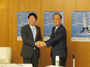 岡山県知事と岡山市長との懇談会を開催した写真