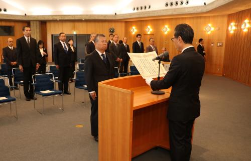 ▲服部恭一郎会長（写真右）から表彰状を受け取る白神賢治副校長（県立興陽高等学校）