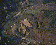 発掘調査により全貌が明らかにされた城峪城（左）と比丘尼ヶ城（右）