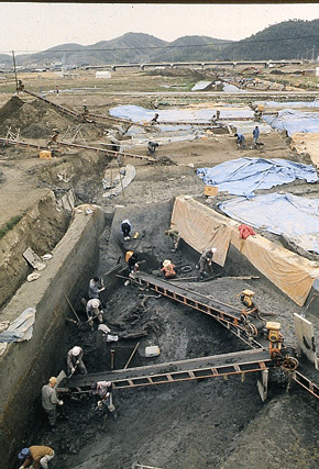 弥生前期の深い川を掘る！(岡山市百間川原尾島遺跡：1980年)