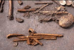 鍛冶道具が副葬された、鎌倉時代のお墓（岡山市津寺遺跡：1988年）