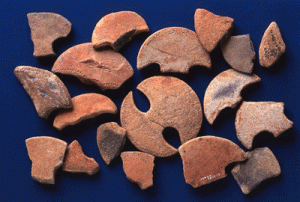 倉敷市上東遺跡出土の分銅形土製品