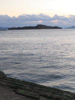 牛窓沖に浮かぶ黒島古墳