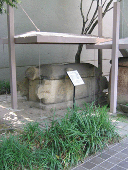 県立博物館前に移転された　　朱千駄古墳の長持形石棺