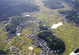 造山古墳　上空から（上が江田山、矢印が切り通し）