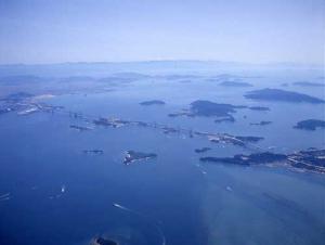 瀬戸内海に浮かぶ島々（手前は瀬戸大橋）（岡山県立記録資料館提供）