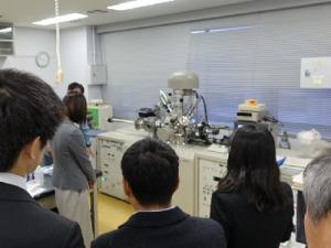 装置見学の様子　その２