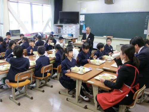 ▲教室で児童と一緒に給食を食べる鍵本県教育長