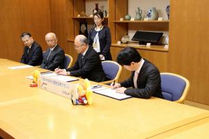 岡山県と中国電力株式会社とが連携した「おかやま水力電気活用プラン」に係る協定締結式