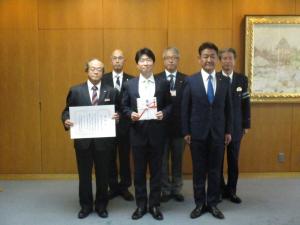 岡山トヨタ自動車株式会社からの交通遺児就学援助資金贈呈式の写真