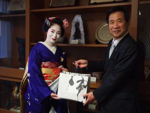 公益財団法人京都府物産協会が副知事を表敬訪問された写真