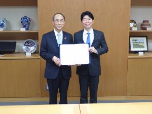 岡山トヨタ自動車株式会社との災害時における電動車両等の支援に関する協定を締結した写真