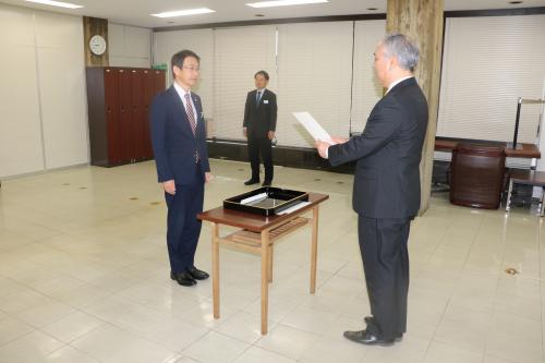 ▲池永県教育次長（左）に辞令を交付する鍵本県教育長