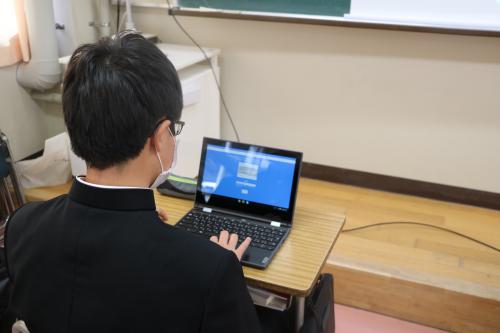 ▲chromebookを操作する生徒