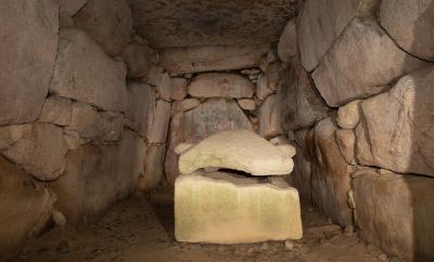 こうもり塚古墳の横穴式石室と石棺