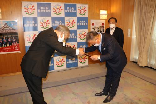 ▲鍵本県教育長から長田氏（写真右）への感謝状贈呈