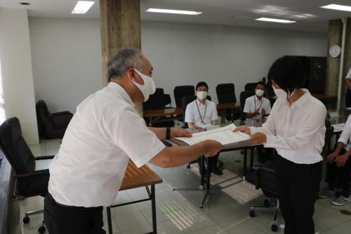 ▲鍵本県教育長による感謝状贈呈