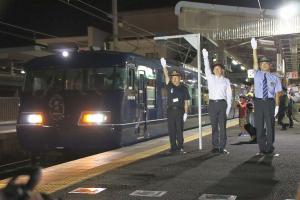 長距離特急列車「WEST EXPRESS 銀河」上り列車初便における備中高梁駅でのおもてなし