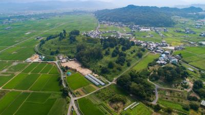 写真中央に造山古墳のテラスがよく見えます。