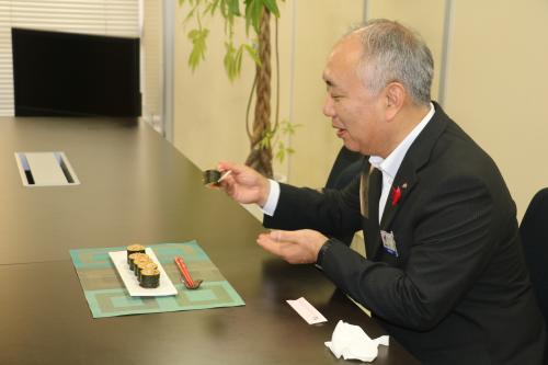 ▲試食する鍵本県教育長