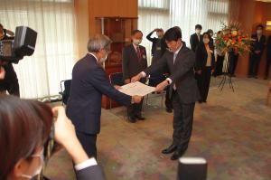 岡山県知事選挙当選証書付与