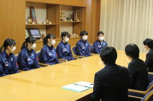 岡山シーガルズの選手が知事を表敬訪問