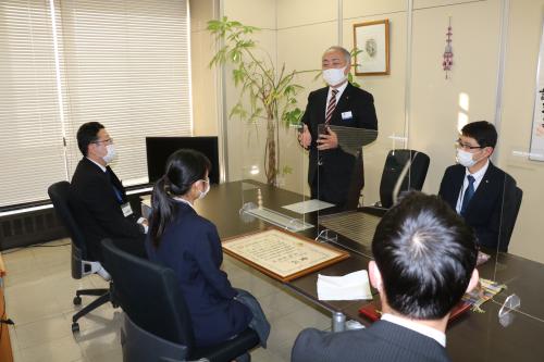 ▲お祝いの言葉を述べる鍵本県教育長