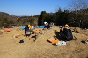 中世墓の調査風景が写っています。