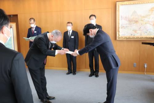 ▲伊原木県知事から辞令を受け取る鍵本教育長（写真左）