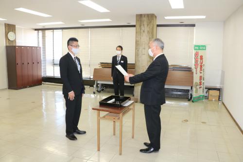 ▲梅崎県教育次長(左)に辞令を交付する鍵本県教育長