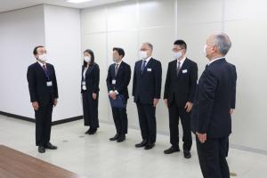 ▲決意表明をする平賀和治指導主事(左)