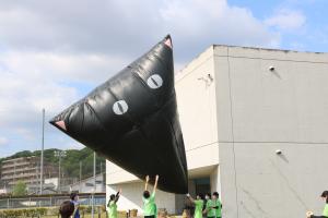 空に舞い上がる巨大ソーラーバルーン