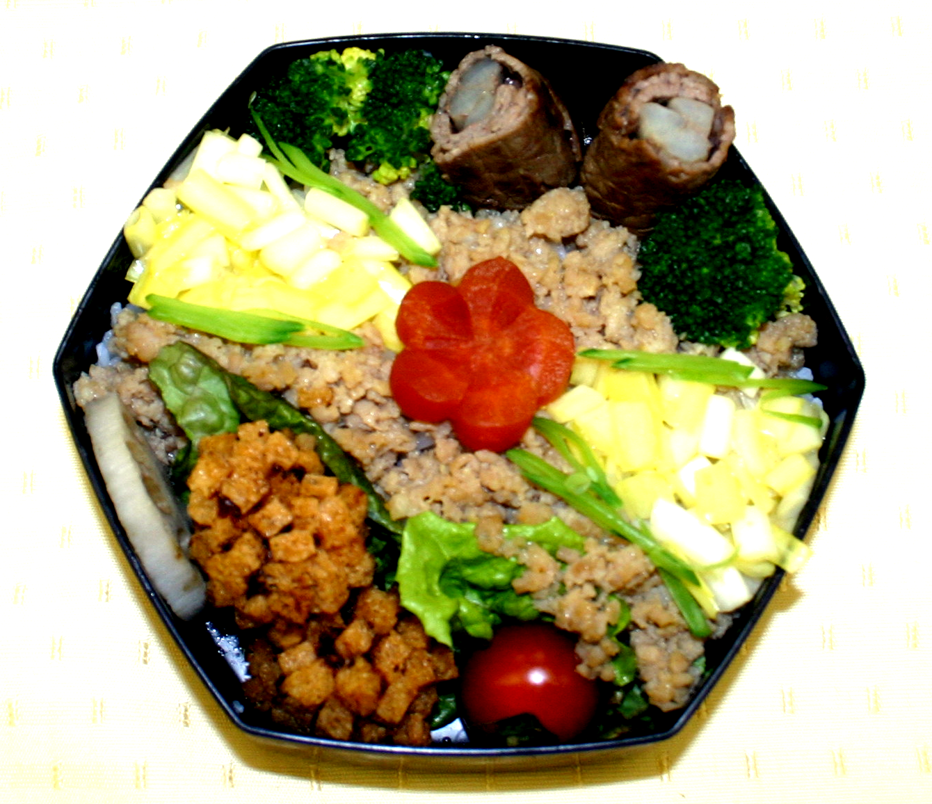 黄ニラと鶏そぼろ弁当