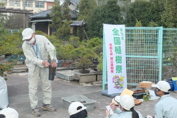 苗木（ヒノキ（少花粉）及びコナラ）育成指導