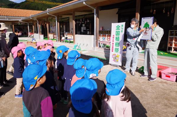 苗木（ヒノキ（少花粉）及びコナラ）育成指導