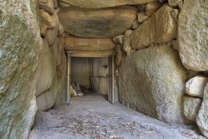 箭田大塚古墳の横穴式石室の廊下