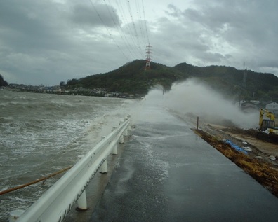 平成16年８月の台風第16号による水島港海岸勇崎宝亀地区の被災状況の写真です。