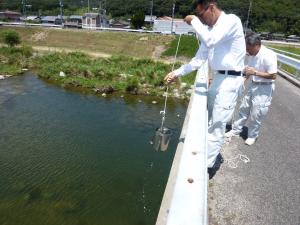 河川水を採取