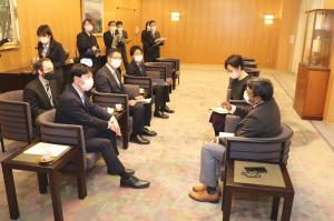 ニキレーシュ・ギリ　在大阪・神戸インド総領事の知事表敬訪問