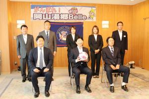 サッカーなでしこリーグ２部　岡山湯郷Belleの知事表敬訪問