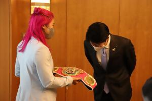 WBO世界女子スーパーフライ級世界王座を獲得した晝田瑞希選手が知事を表敬訪問2
