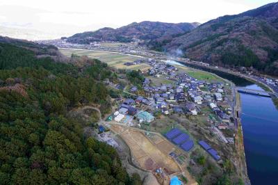 津山市高尾宮ノ前遺跡の空撮です。皿川沿いの丘陵上に屋敷地が見つかりました。