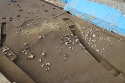 酒津遺跡で見つかった古代の溝です。たくさんの土器などが中に捨てられています。