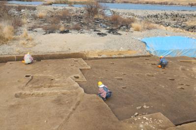 酒津遺跡でみつかった中世の掘立柱建物のあとです。