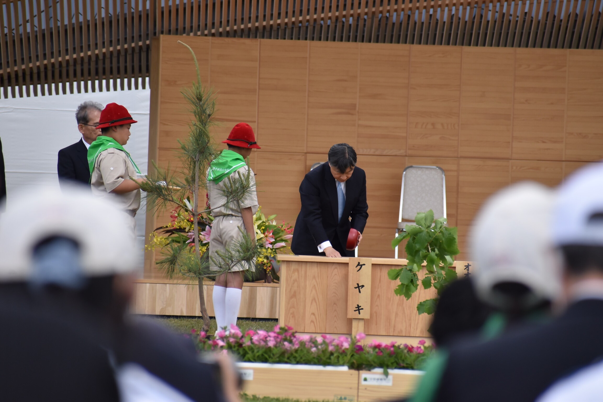 天皇陛下お手播き