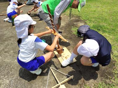 津島遺跡での火起こし体験の様子です