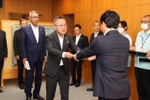 全国植樹祭協賛金贈呈式〔県建設業協会・県森林土木建設協会〕